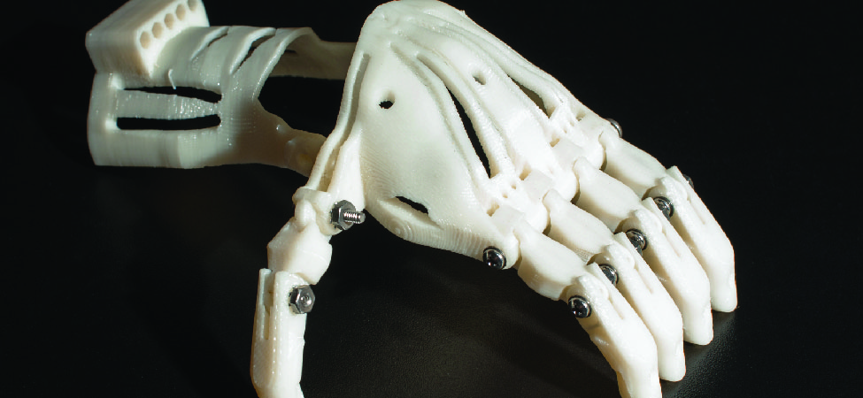 Una foto de una mano protésica creada por una impresora 3D.