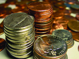 Pilas de centavos, monedas de cinco centavos, monedas de diez centavos y cuartos