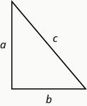 A imagem mostra um triângulo reto com um lado horizontal na parte inferior rotulado b, um lado vertical à esquerda rotulado como a e a hipotenusa conectando os dois é rotulada c.