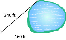 La imagen muestra un triángulo rectángulo con un lado horizontal que se extiende a través de un lago, un lado vertical a la izquierda etiquetado como y la hipotenusa que conecta los dos.