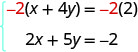 减去 2 个左括号 x 加 4y 右括号等于负 2 乘以 2。 而且，2 x 加 5y 等于减去 2。