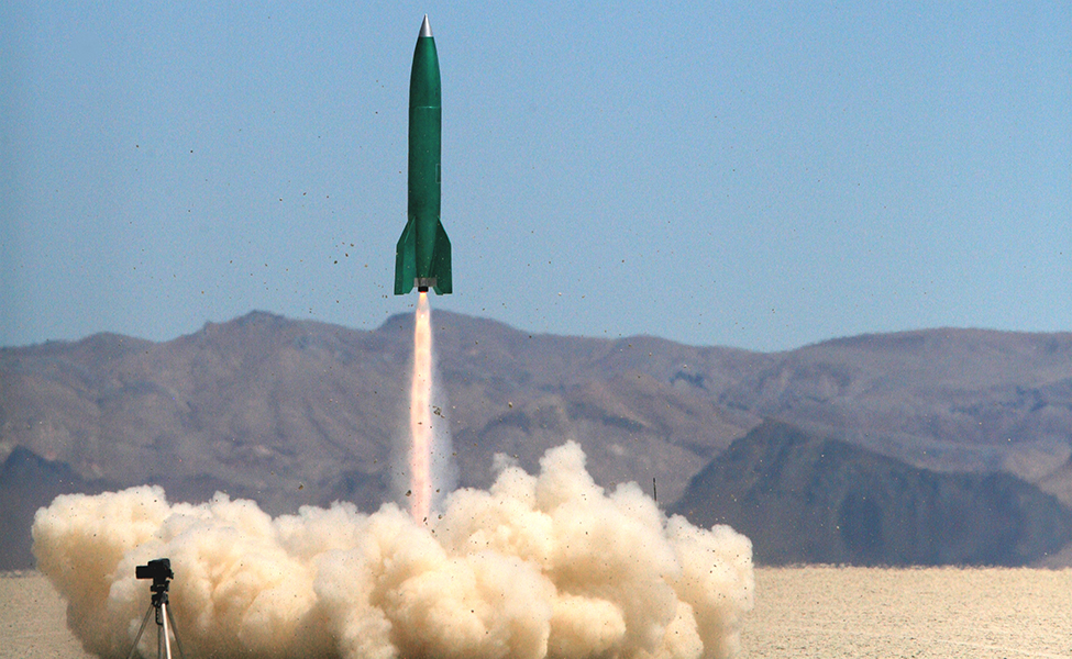 Una foto de un cohete levantándose.