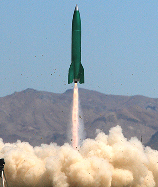 Una foto de un cohete levantándose.