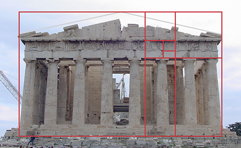 Esta es una foto del Partenón, un antiguo templo griego que fue diseñado con las proporciones de la Regla de Oro. Toda la parte frontal de la sien encaja perfectamente en un rectángulo con esas proporciones, al igual que las columnas, el nivel entre las columnas y el techo, y una porción de la moldura debajo del techo.