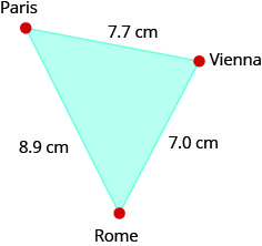 Esta es una imagen de un triángulo. En sentido horario comenzando en la parte superior, cada vértice está etiquetado. El vértice superior está etiquetado como “París”, el siguiente vértice está etiquetado como “Viena” y el siguiente vértice está etiquetado como “Roma”. La distancia de París a Viena es de 7.7 centímetros. La distancia de Viena a Roma es de 7 centímetros. La distancia de Roma a París es de 8.9 centímetros.