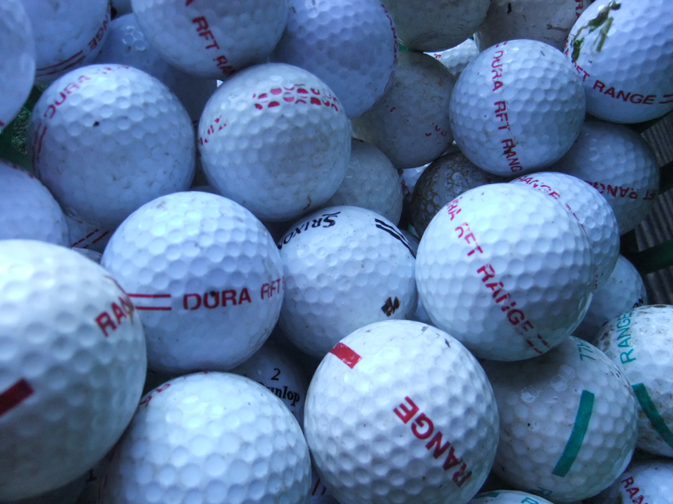 Uma foto de muitas bolas de golfe.