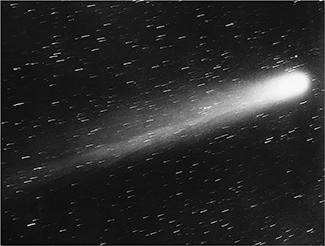 Esta é uma foto do cometa Halley. É uma bola de luz brilhante à direita da imagem com uma cauda de luz à direita. Também há estrelas em toda a imagem.