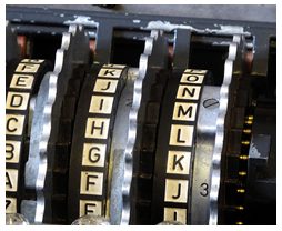 Una imagen de una máquina enigma, mostrando varias ruedas con el alfabeto en ellas.