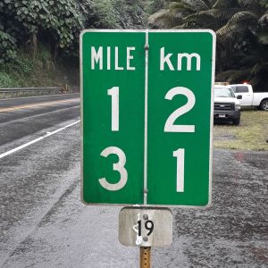 Hawai: una señal de tráfico que indica que 13 millas equivale a 21 kilómetros