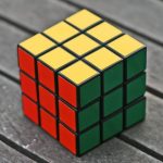 Cubo de Rubik que muestra tres caras con una cuadrícula de 3 por 3 en cada cara