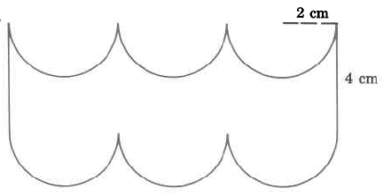 Un rectángulo que tiene tres recortes semicirculares y tres adiciones semicirculares. El borde recto vertical es de 4 cm de longitud, y el radio de los recortes circulares y adiciones son de 2cm.