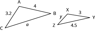 Se muestran dos triángulos. Parecen tener la misma forma, pero el triángulo de la derecha es más pequeño. Los vértices del triángulo de la izquierda están etiquetados A, B y C. El lado opuesto a A está etiquetado como a, el lado opuesto a B está etiquetado 3.2 y el lado opuesto a C está etiquetado como 4. Los vértices del triángulo a la derecha están etiquetados X, Y y Z. El lado opuesto a X está etiquetado como 4.5, el lado opuesto a Y está etiquetado como y y el lado opuesto a Z está etiquetado con 3.